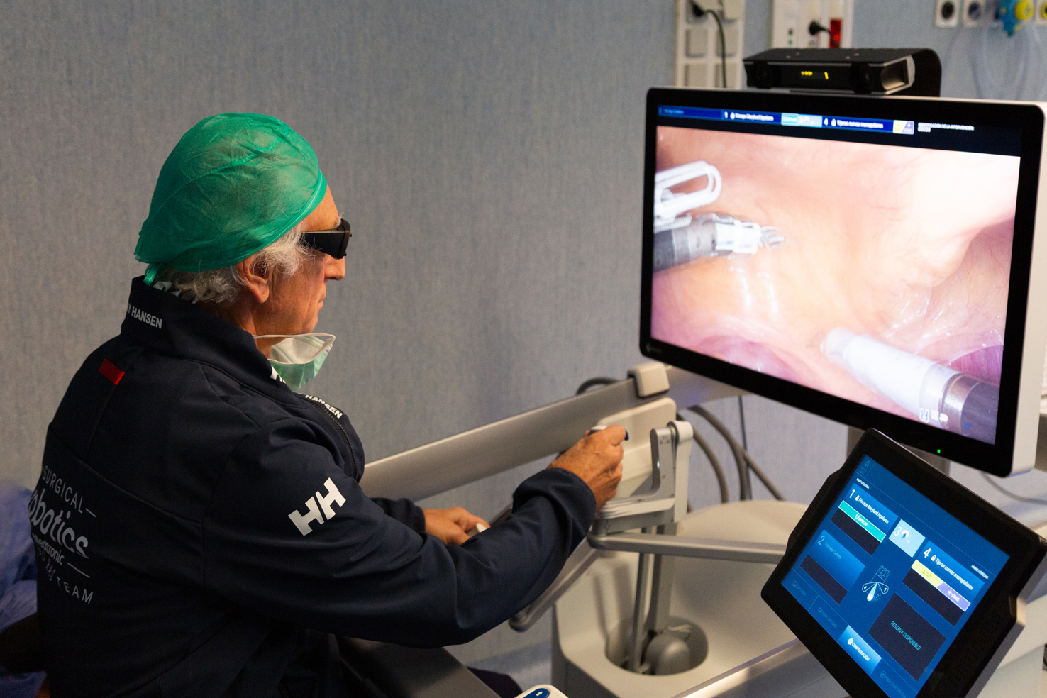 Historischer Erfolg für das kanarische Gesundheitswesen: Professor Richard Gaston, eine weltweite Referenz in der Roboterchirurgie, kommt in unser Zentrum, um seine unschätzbaren Erfahrungen mit Dr. Pablo Juárez del Dago zu teilen.