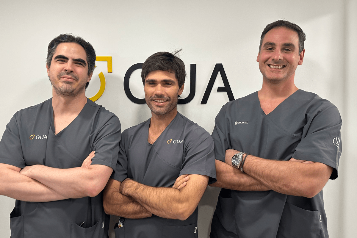 De izquierda a derecha, el Dr. Nicolás Nervo, Dr. Pablo Juárez del Dago y el Dr. Carlos Cutini en GUA Urología y Andrología.